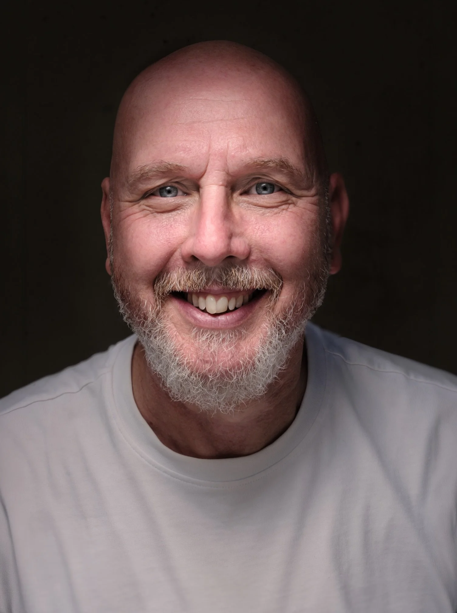 Managed to find a slither of shade from the sun for this one &hellip; just 😃

Handheld @westcottlighting FJ100 and the 15.7&rdquo; Octa with Grid skipping light across the front of the face, and down onto the horizontal reflector to bounce a bit of 