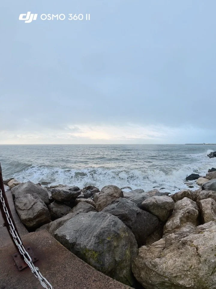 Out this morning for a job photographing a piece of art for a local artist, but decided to head down to the front a little earlier due to the high tide and expected weather conditions. 

Nature didn&rsquo;t disappoint 😃

One of my favourite captures