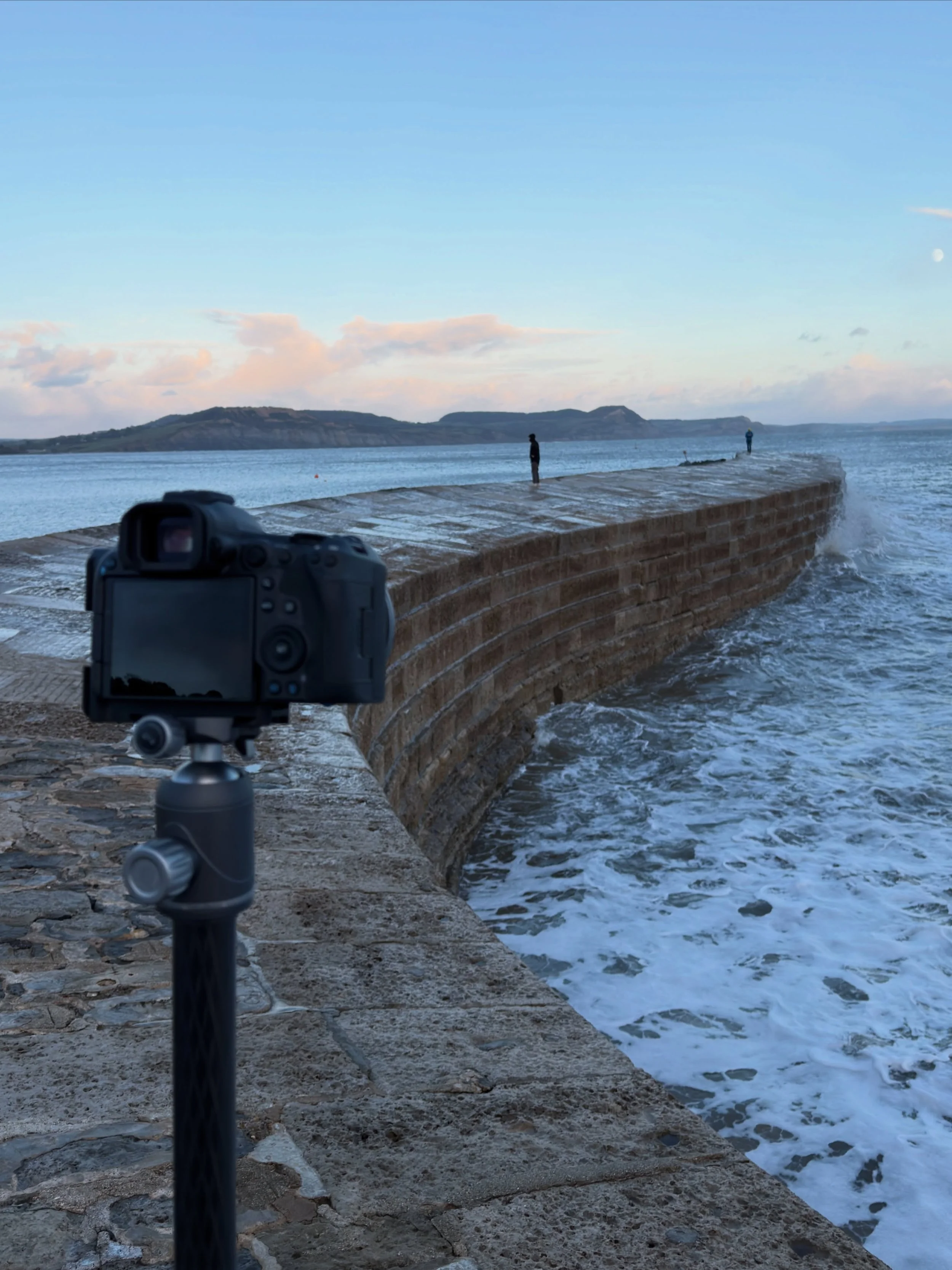Fabulous evenings photography catching the waves down on the Cobb and bloomin&rsquo; lovin&rsquo; the R5 😍

@canonuk