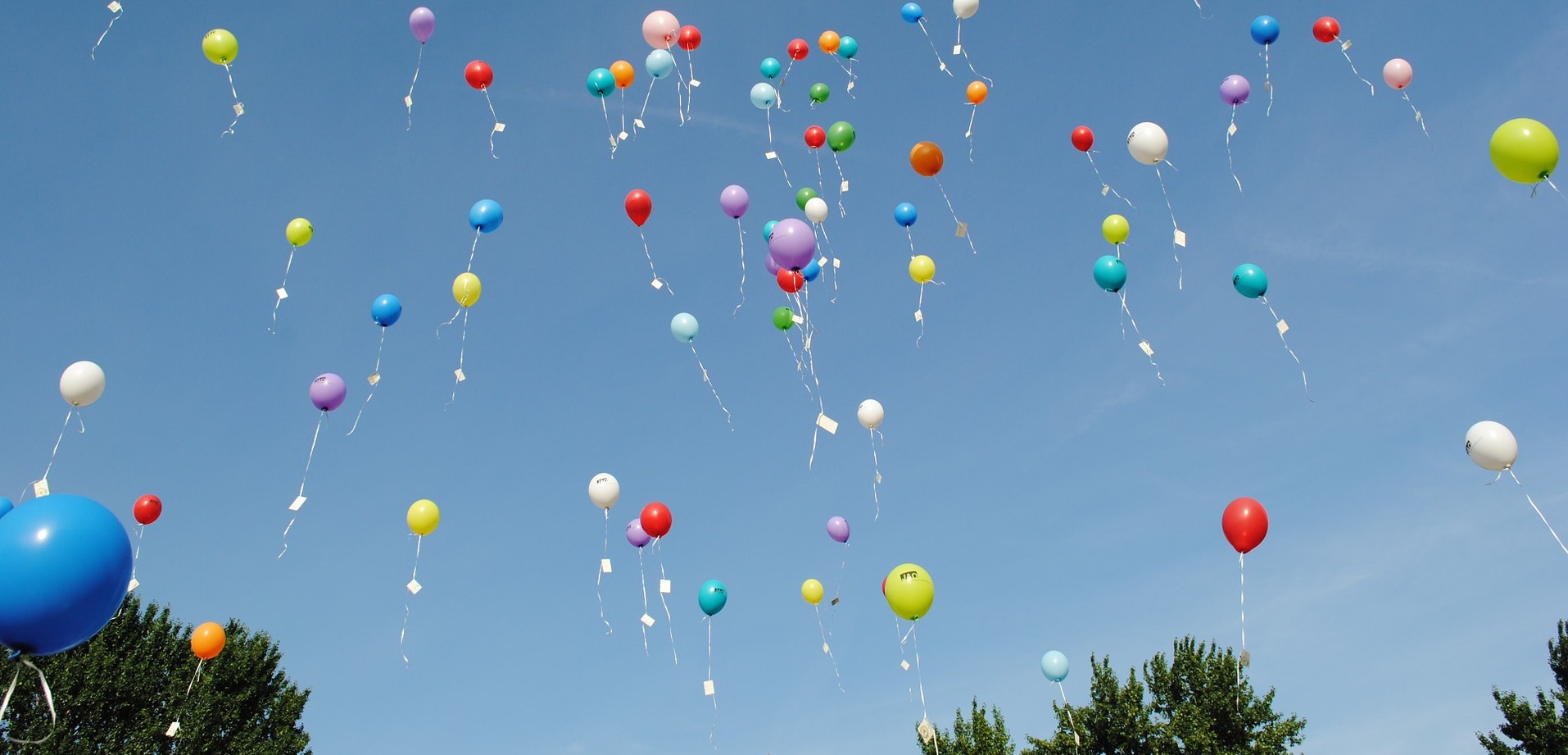 Выпуск воздушных шаров. Воздушные шары. Шары в небе. Шарики праздничные и небо. Воздушные шарики в небе.