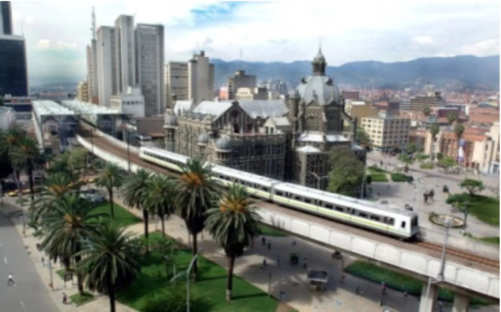 PANPB005 Panoramica Metro Medellin Cortesía de Medellin.travel Greater Medellin Bureau.jpg