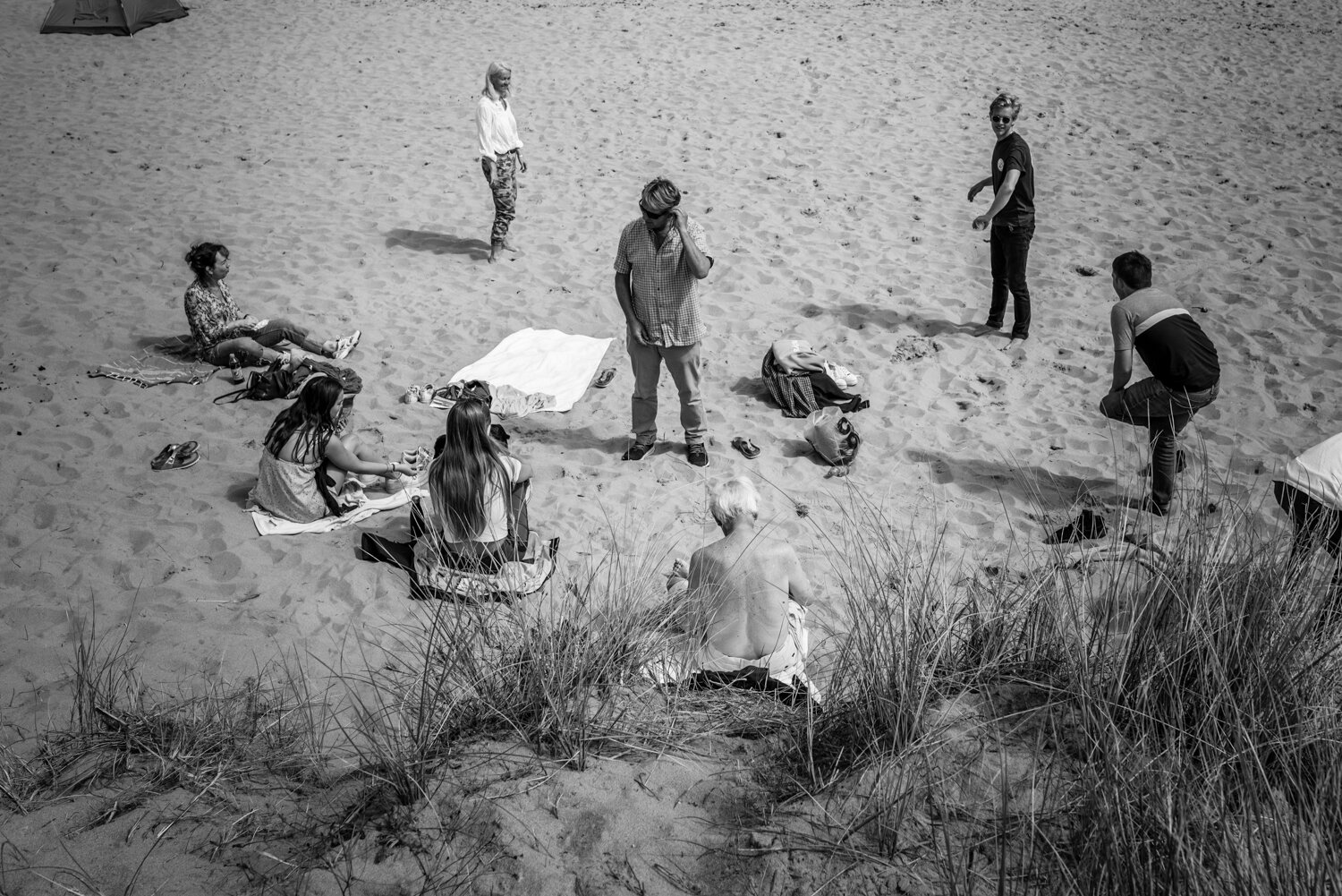  A family stand in a circle on a beach as they prepare to play a game during this birthday family photo shoot in Pembrokeshire, Wales. 