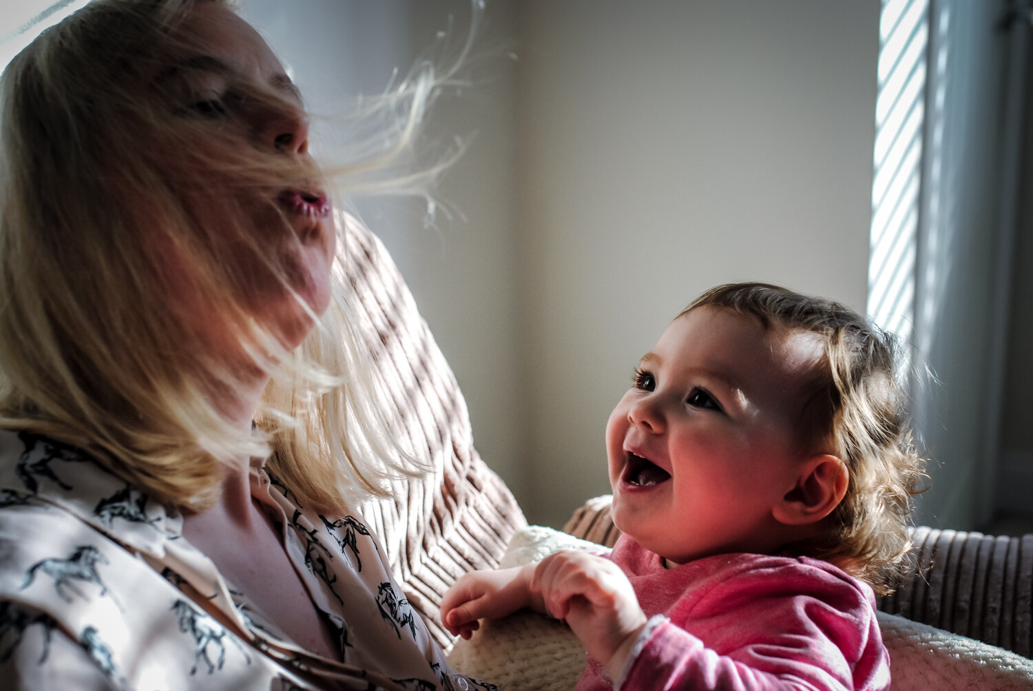 family-photoshoot-laughing-toddler-bath.jpg