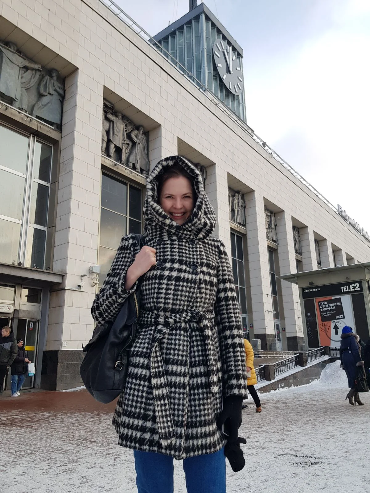 Pietarin Suomen-aseman edessä metroon touvaamassa helmikuussa 2018.
