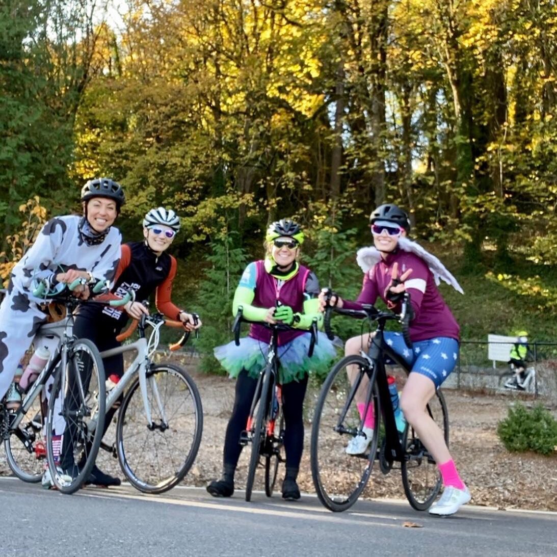 A few of the BatWomen dressed up for some Halloween hill repeats in the cemetery! Such a great afternoon with friends on this gorgeous fall day!
@alybeth26 @ironshan @ghryciw @raschy 
&bull;
&bull;
&bull;
&bull;
#batwomenpdx #swimbikerun #womenfortri
