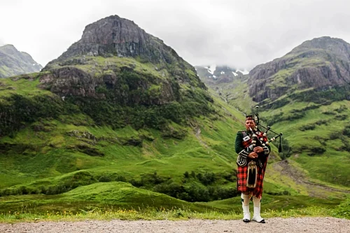Scottish_Bagpiper_at_Glen_Coe,_Scotland_-_Diliff.jpg