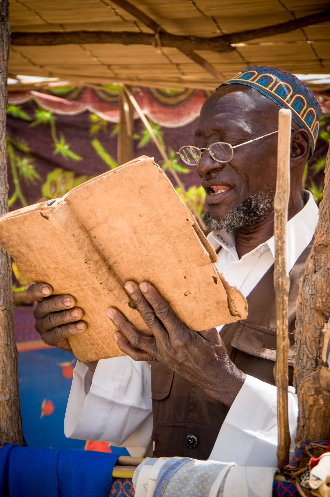 Mozambique-shehe-reading.jpg