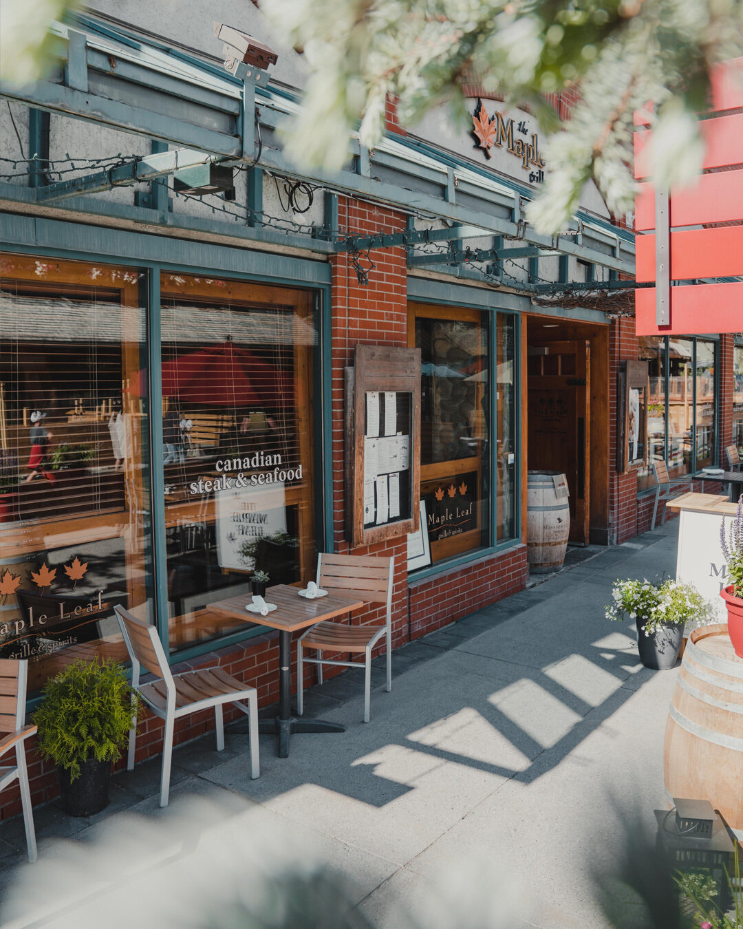 Our patio is set up, all that is missing is you.💕 Dine streetside in the heart of Banff.

#banff #mybanff #themapleleaf #mapleleaf #patio #patioseason