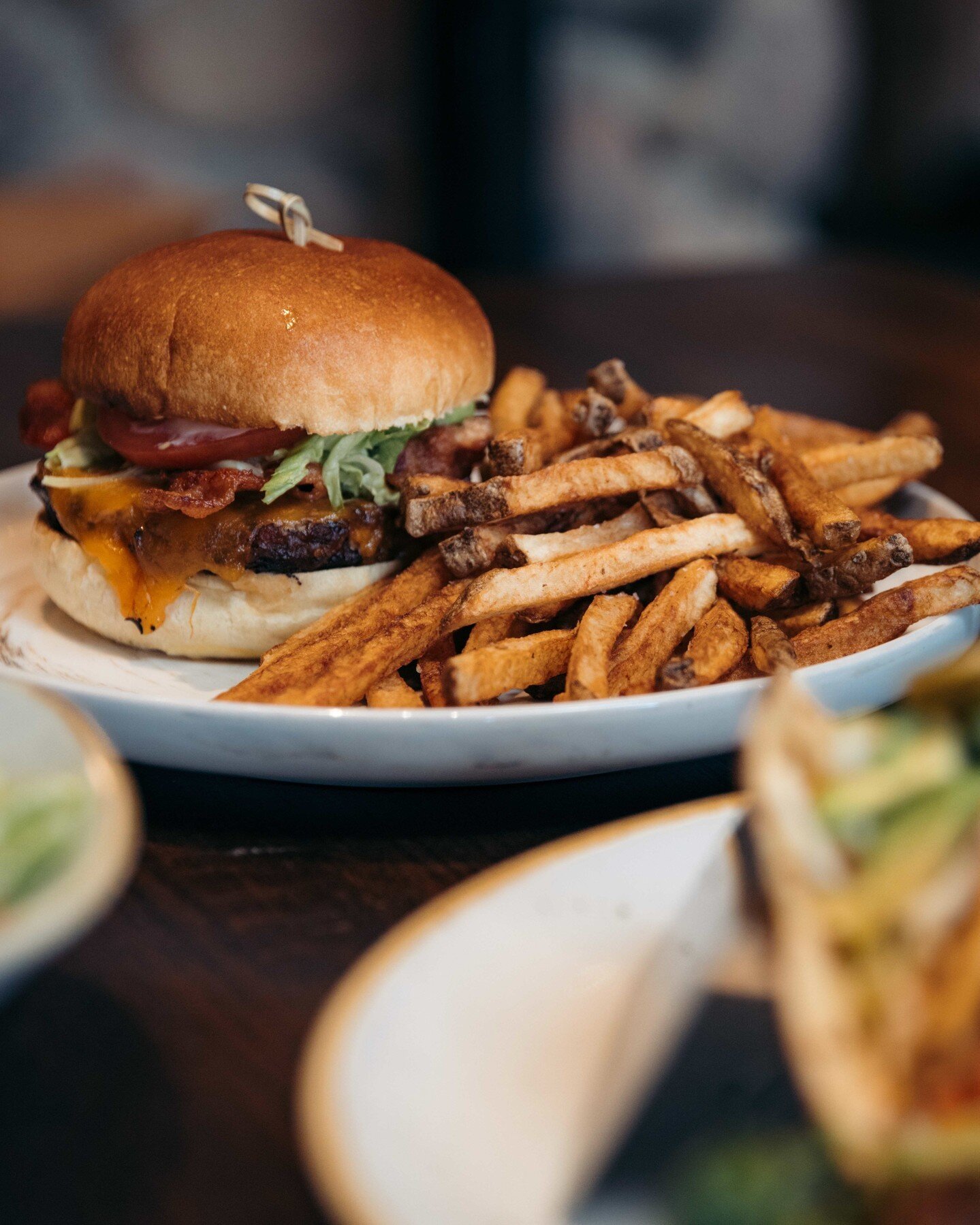 Feeling a Maple Leaf classic? The Classic Benchmark Burger - 8oz natural premium chuck, house burger sauce, pickles, aged cheddar, double smoked bacon, lettuce, tomato. 🤤

#banff #mybanff #themapleleaf #mapleleaf