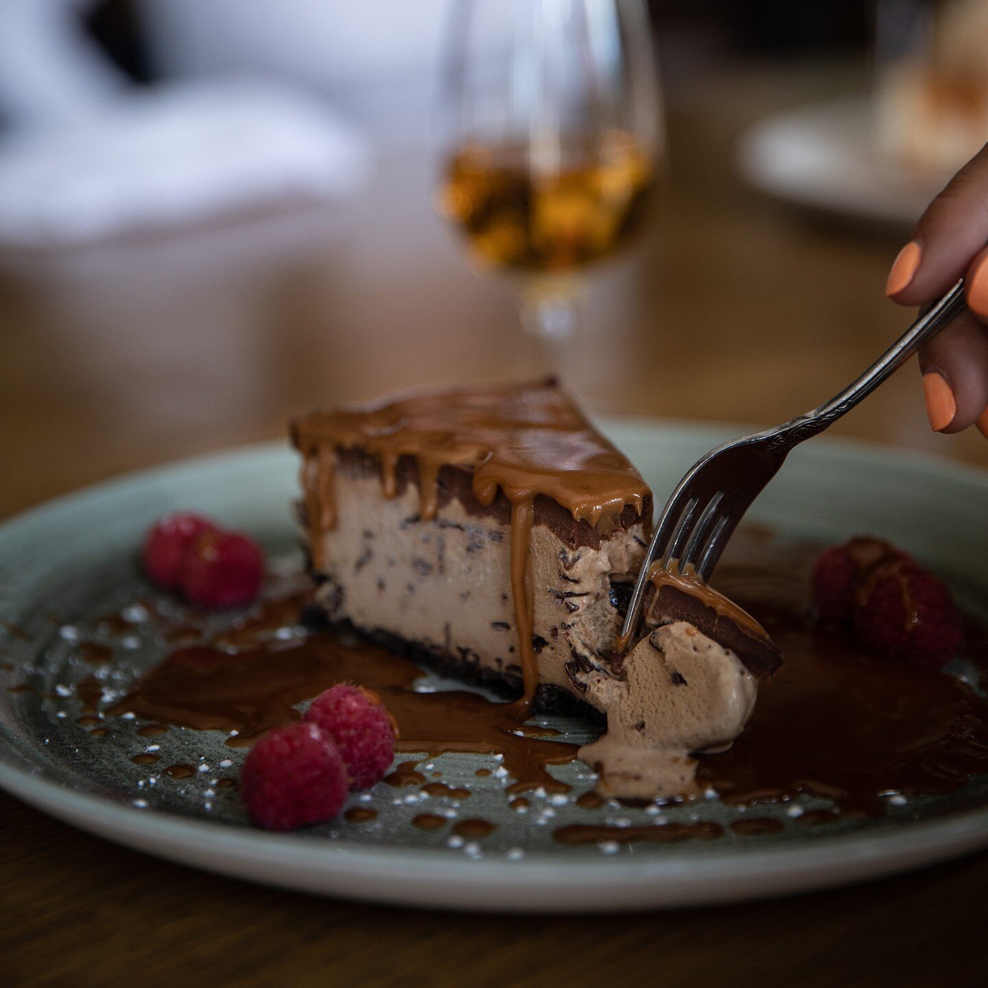 Holiday weekends are synonymous with indulgence, especially in the sweet variety. 
Might as well go all out and treat yourself to our Mud Pie Bomb 💣

#mudpie #thanksgiving #canadianthanksgiving #chocolate #pie #dessert #indulge #sweets #chucksbanff 