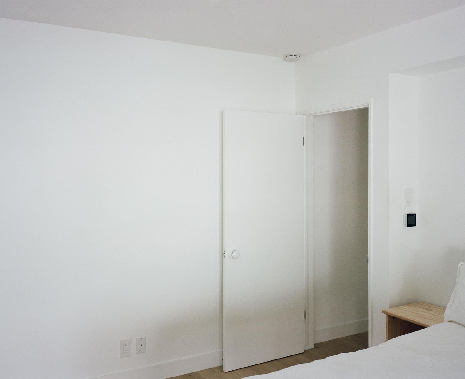 minimal-guest-bedroom-osinoff-general-contractors.jpg