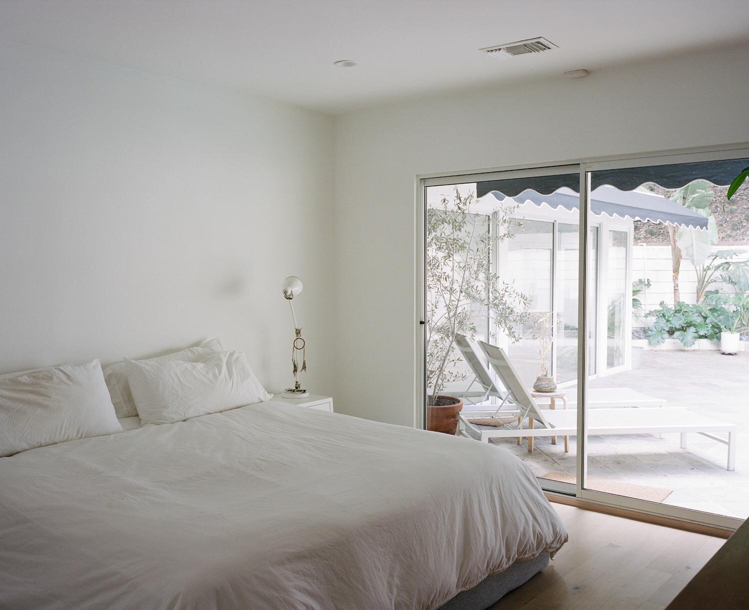 Minimal-master-bedroom-white-osinoff-general-contractors.jpg