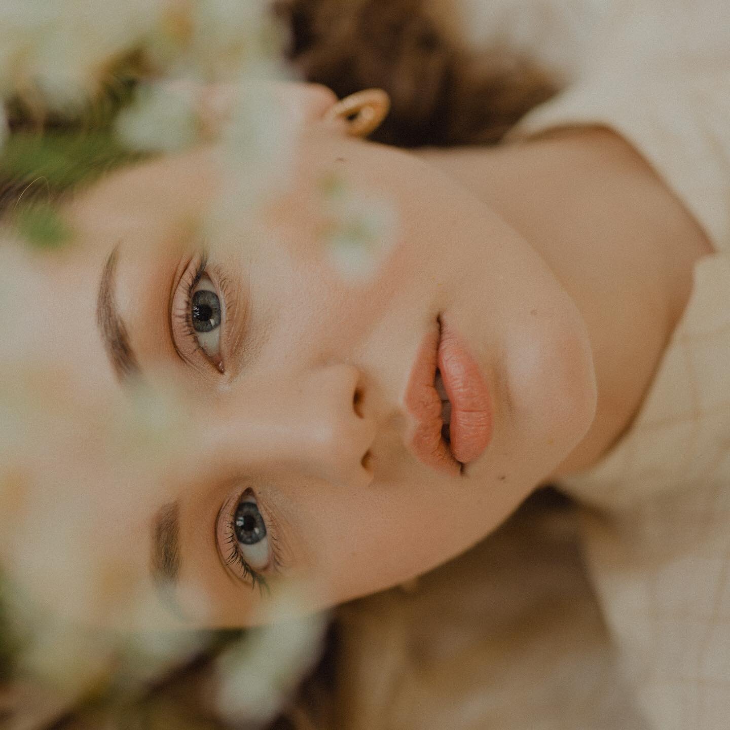 ✨ dreaming of the days we can have a picnic in the tall grass🌾🌿 #freshface
#nomakeupmakeup 
#naturalglow 
#portlandmakeupartist 
#portlandeditorialmakeupartist 
#portlandfashionmakeup #portlandfashionmakeupartish
#freelancemakeupartist 
#stilacream