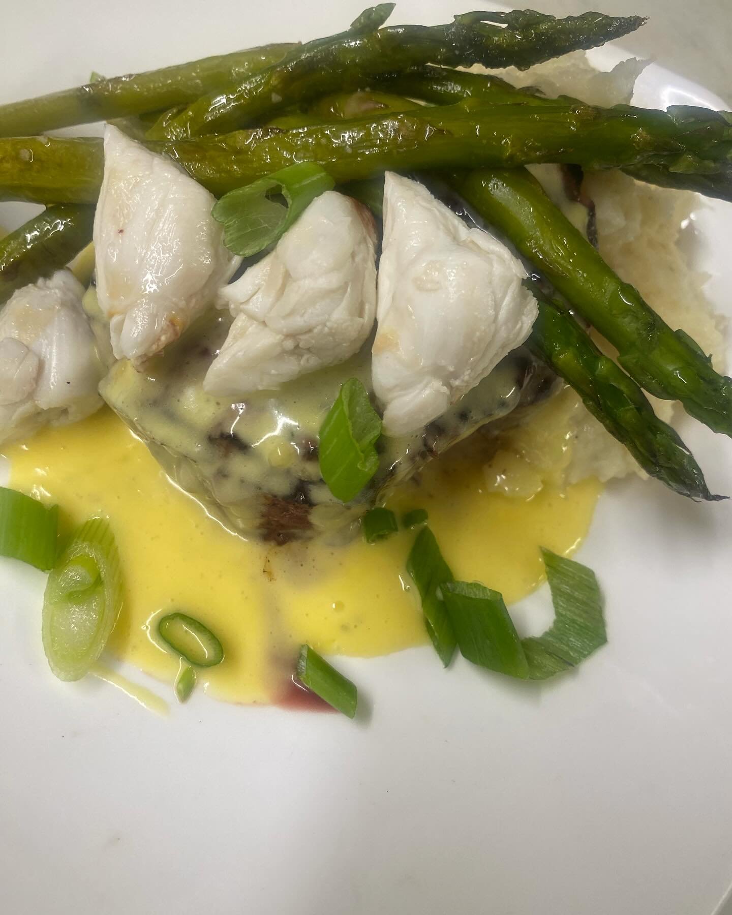 Oscar Style Filet Mignon - Half Pound Tenderloin | Steamed Asparagus | Colossal Lump Crab | Sauce Bearnaise. #tiffanystapandgrill