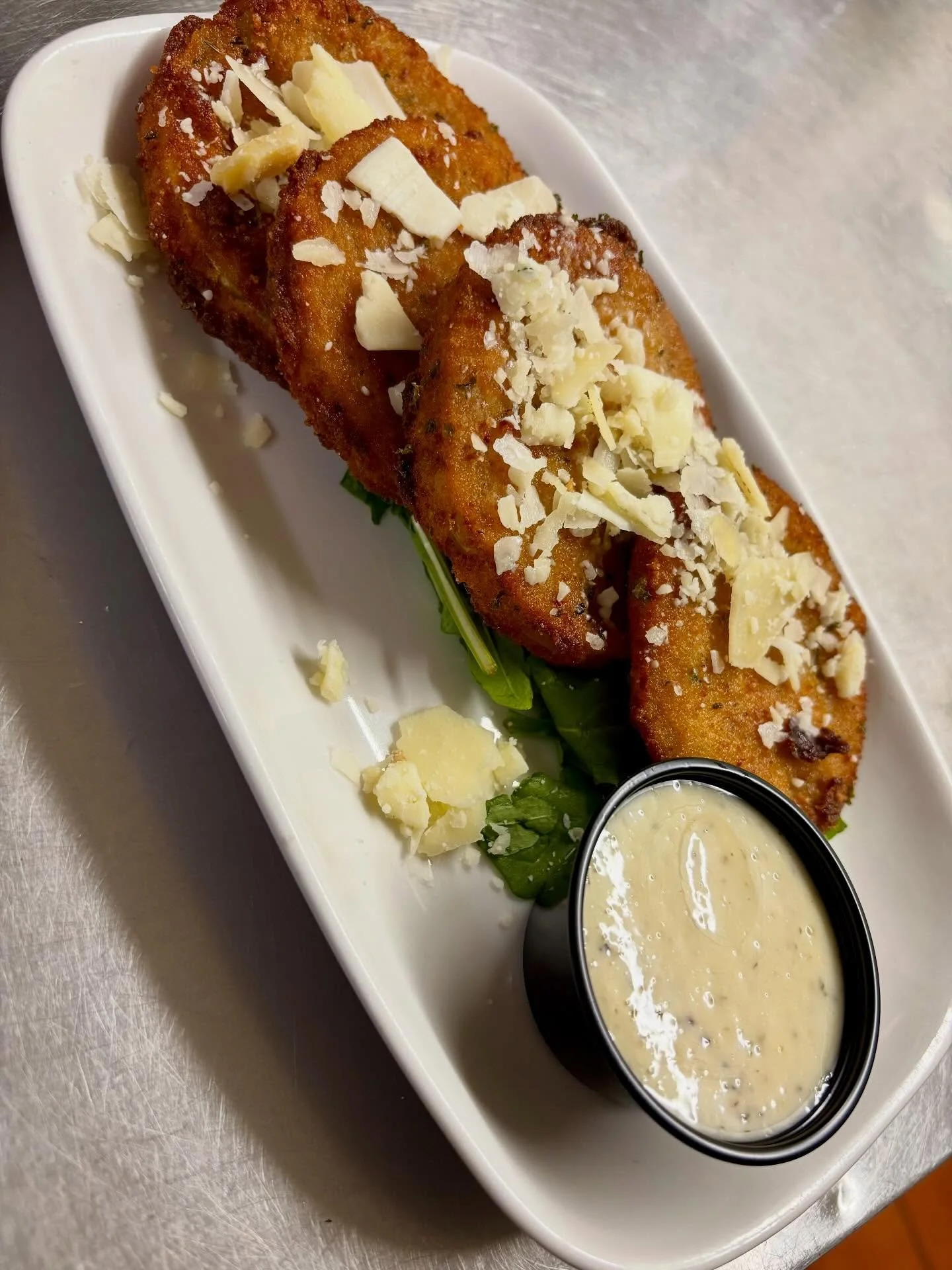 Two appetizers from @oldtavernfarmva  1. Fried Green Tomatoes. 2. Heirloom Tomatoes with Buratta Cheese.  #tiffanystapandgrill