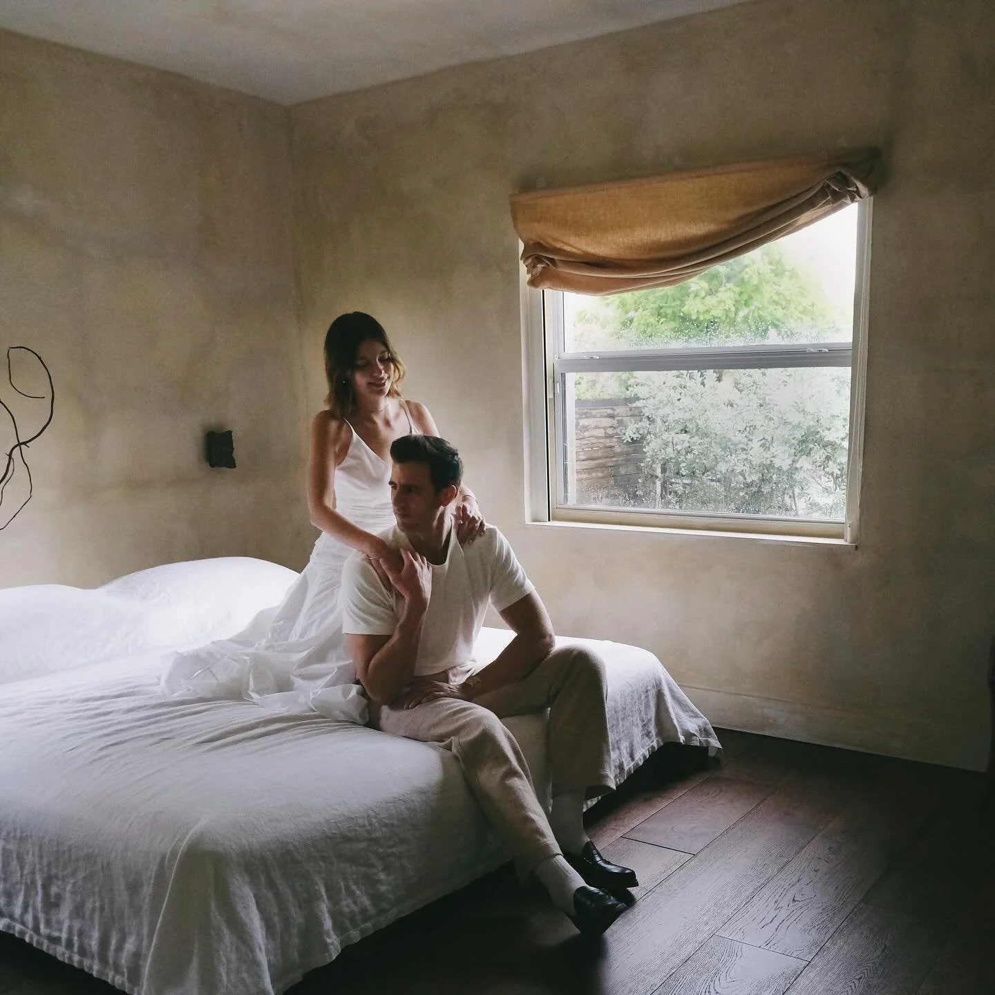 love and light creates a beautiful frequency 🕯️
.
p.s.  i personally truly love moody photos 😍😍😍 
📍 @_lumicollection 

#engagementphotos💍  #miamiengagementphotographer #lumicollection