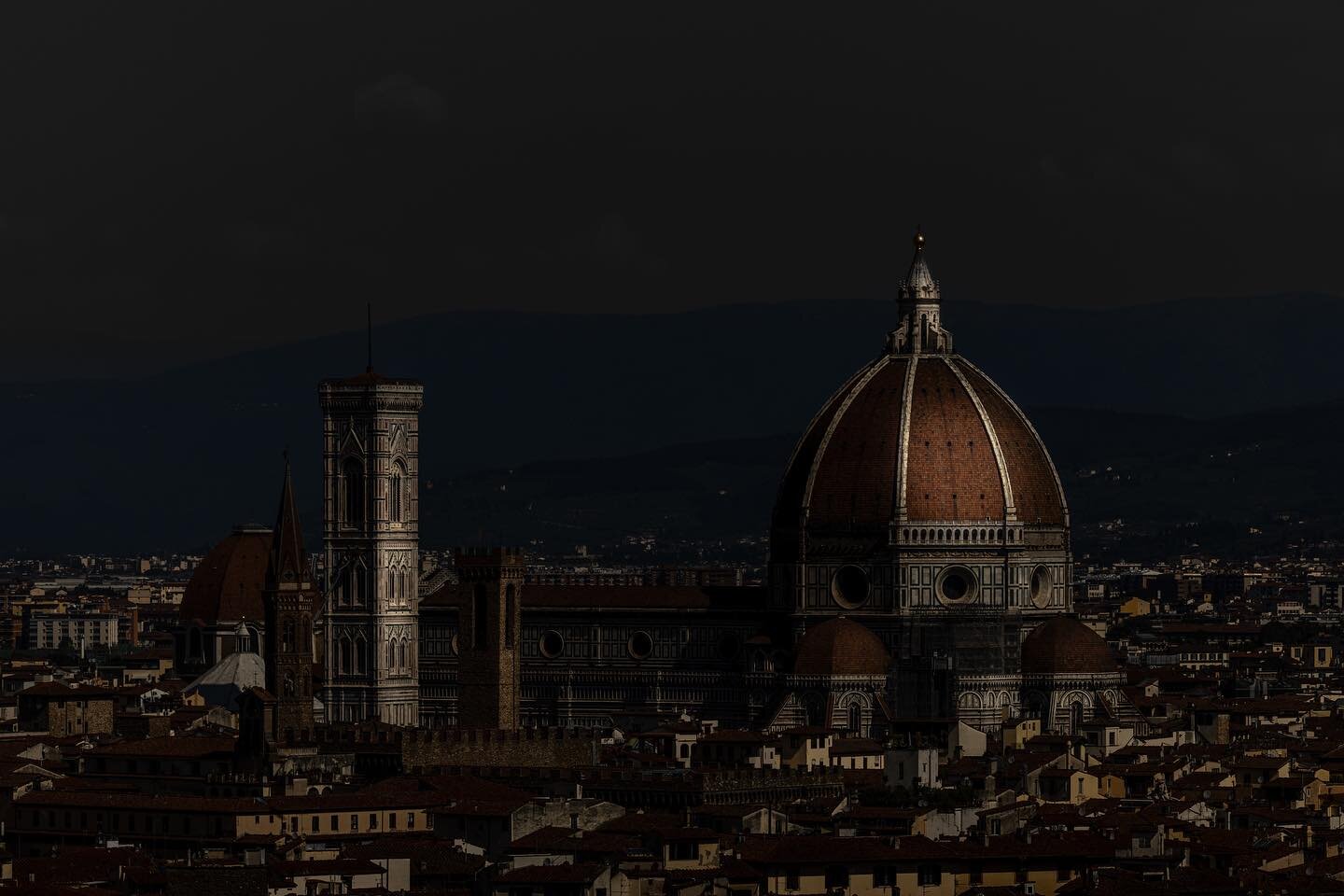 Dark and light over the Duomo ❤️
