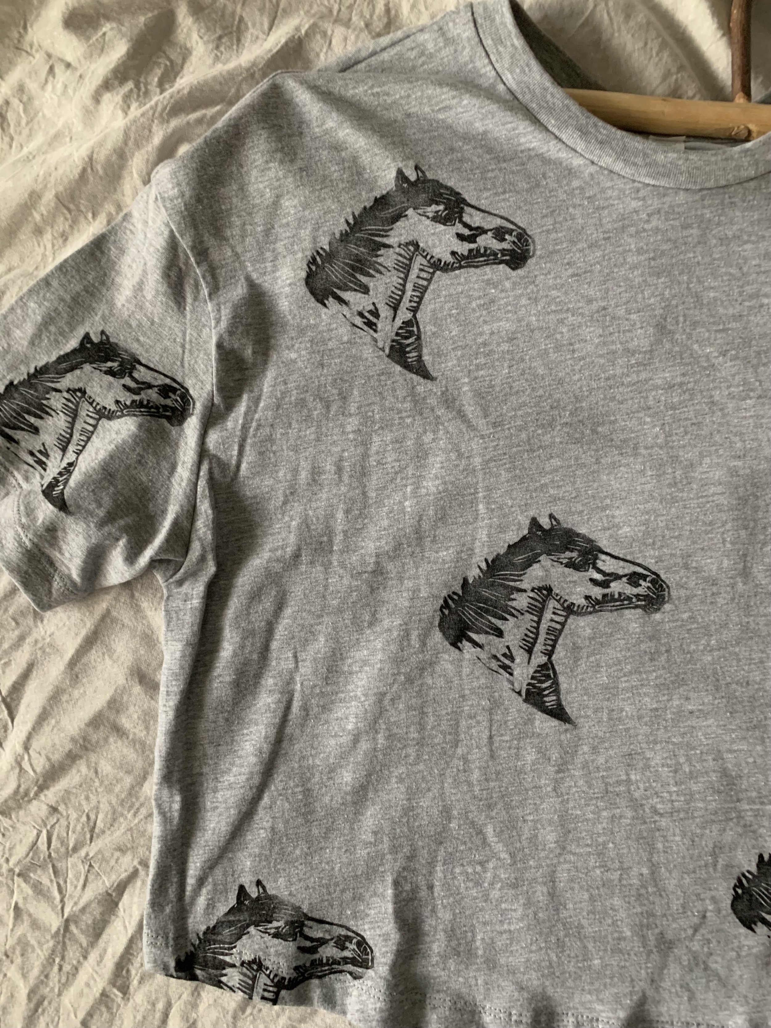 horsetee2gray.jpg