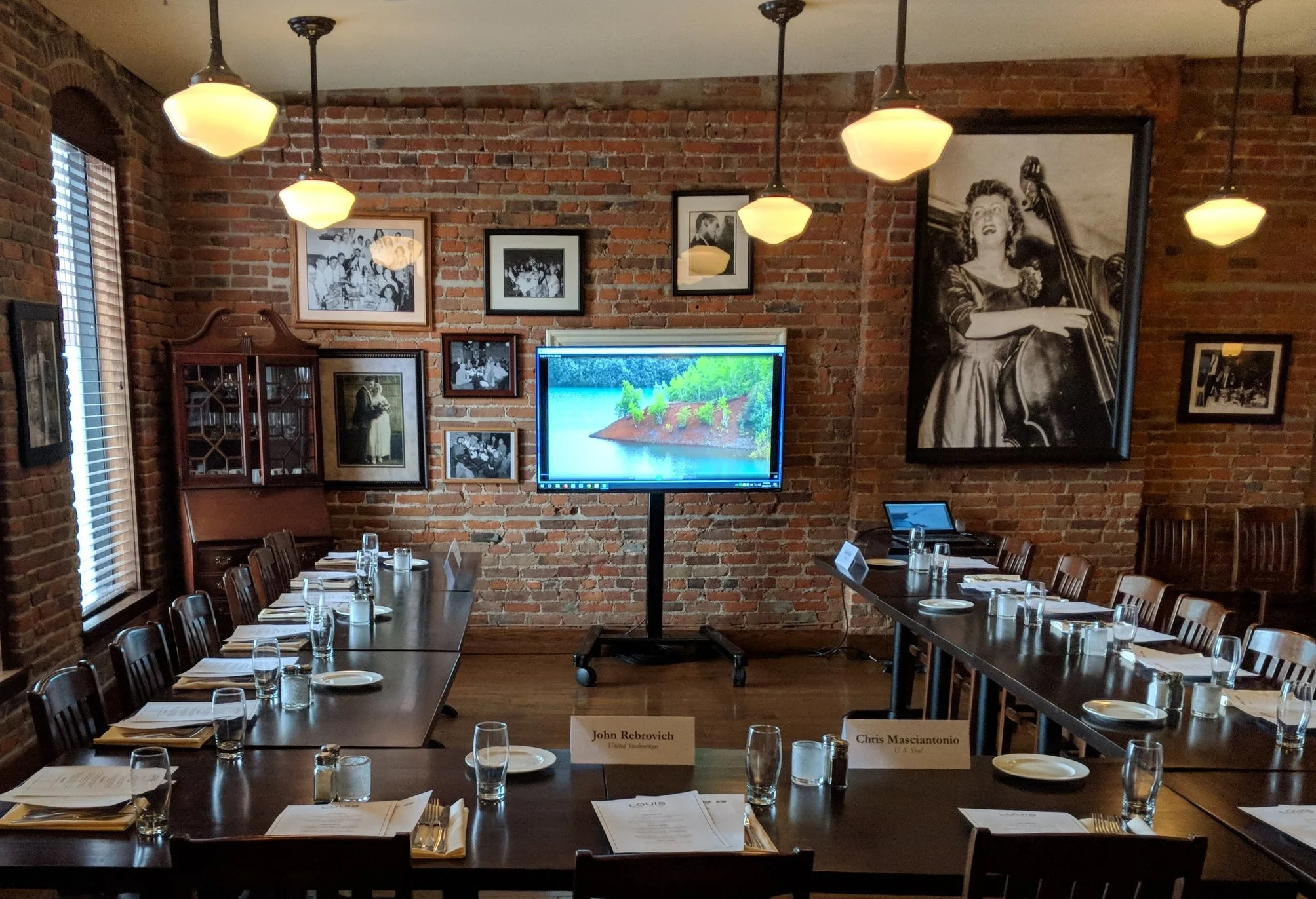 Restaurant TV Rental in St Paul