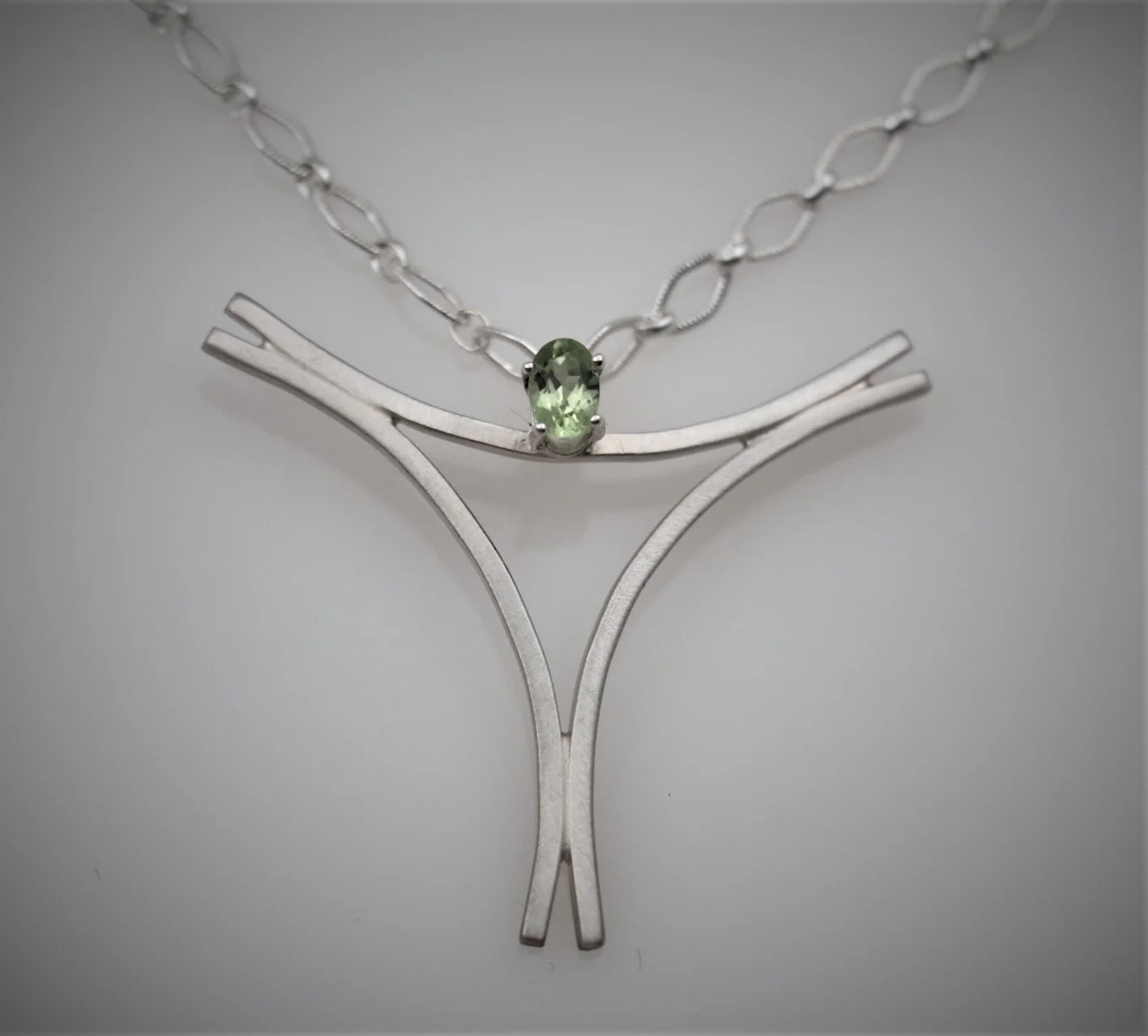 Sterling Silver Wire Necklace with Peridot Stone
