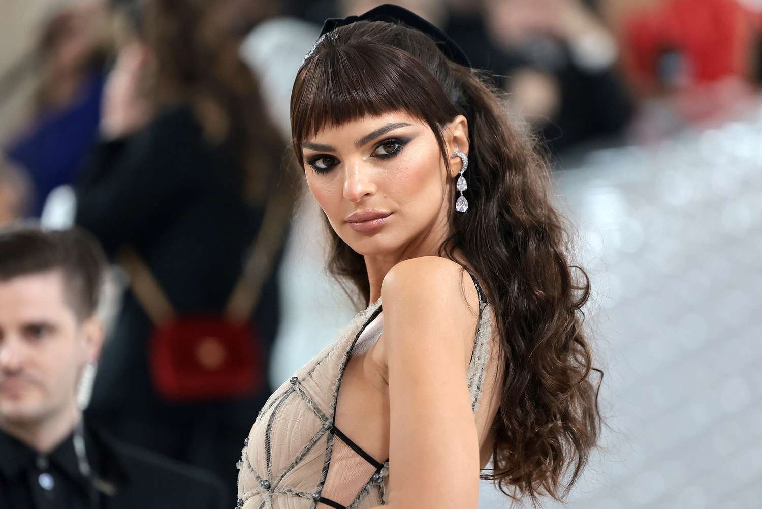 emily-ratajkowski-met-gala-050123-1-a78f489832f14fd5a630a65345539b1e-2.jpg