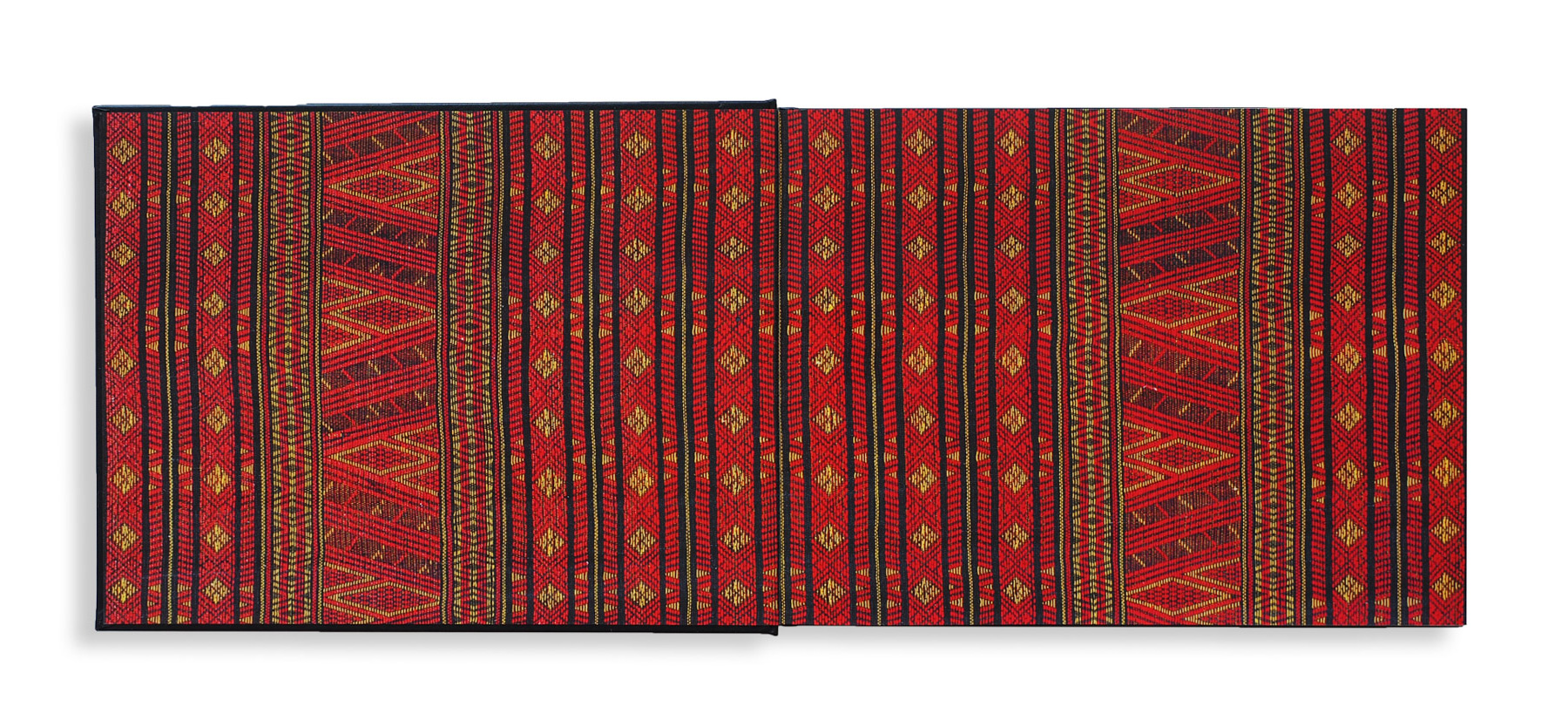 The deluxe edition is bound with a printed silk cover and stamped with matt black foil and is sequentially numbered on the authenticity certificate incorporated into the front end sheet.