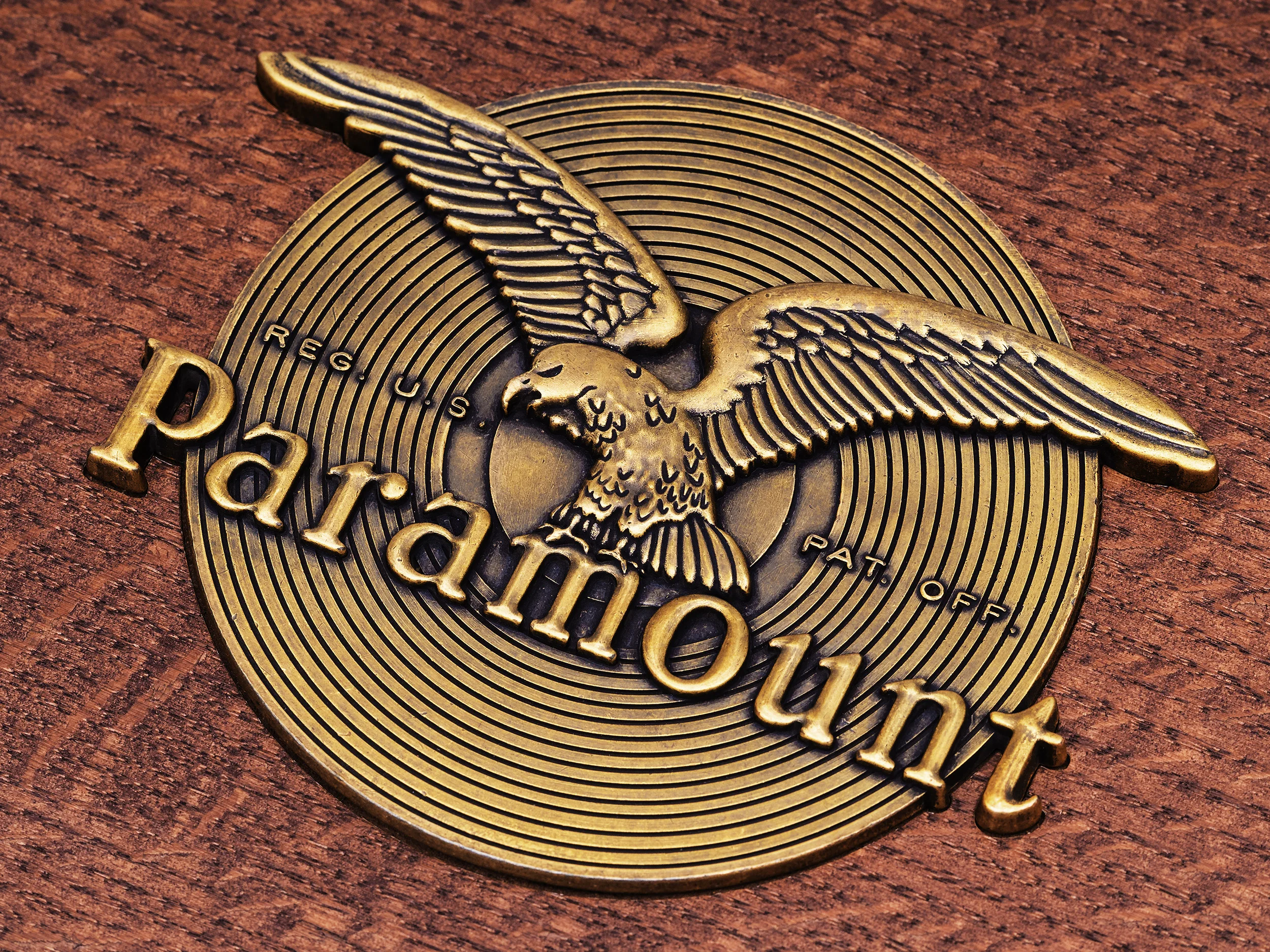 The interior lid of the box is decorated with a water transfer of the Wisconsin Chair Company logo and a metal plaque displaying the player model number and sequential number of the unit.
