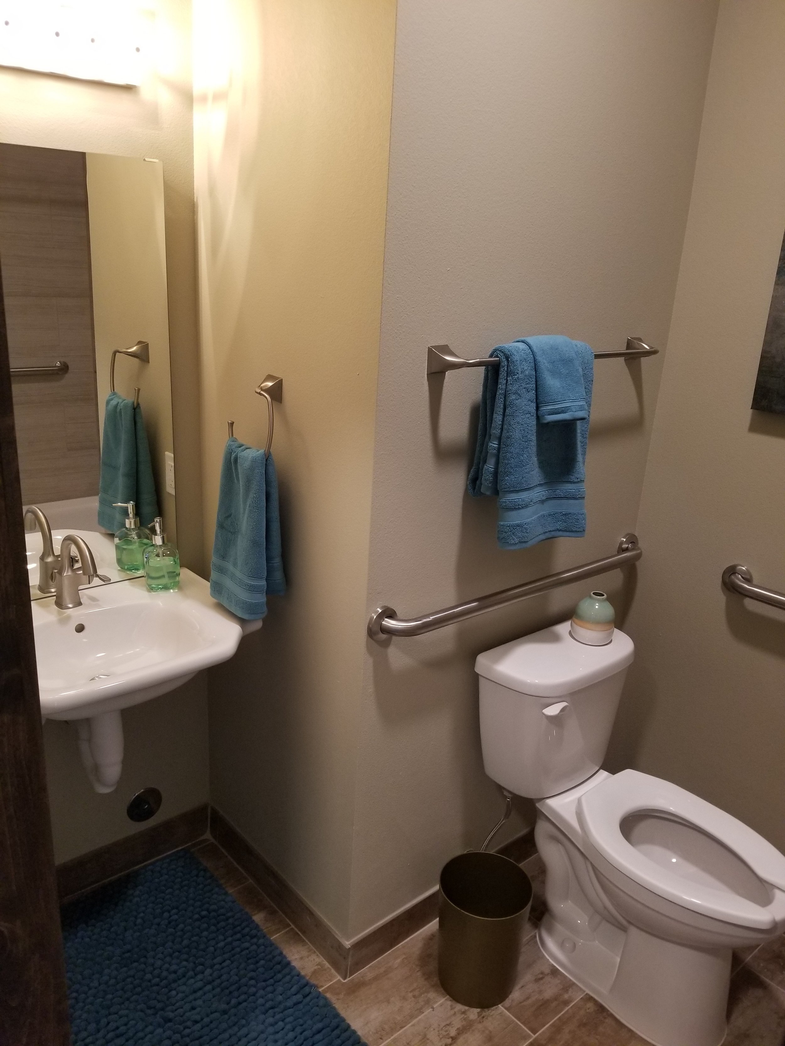 Suite_Bathroom.jpg