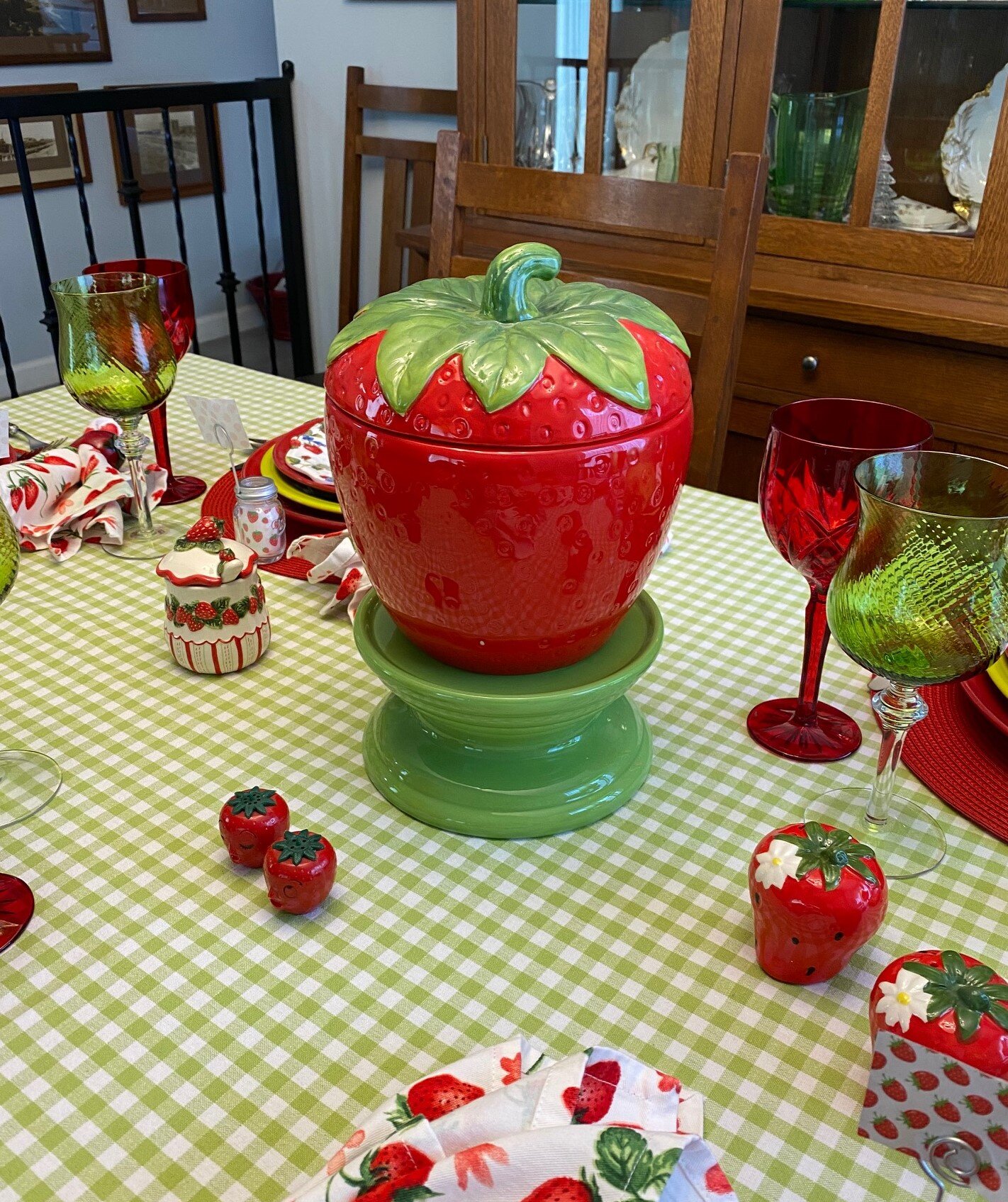 Summer garden party theme – Table decorating ideas with strawberries