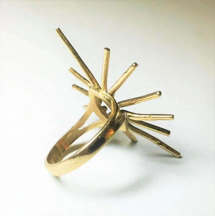  The gold setting. 