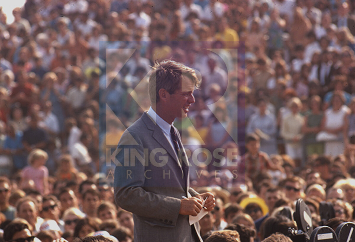 Robert-Kennedy-campaigning v2.jpg