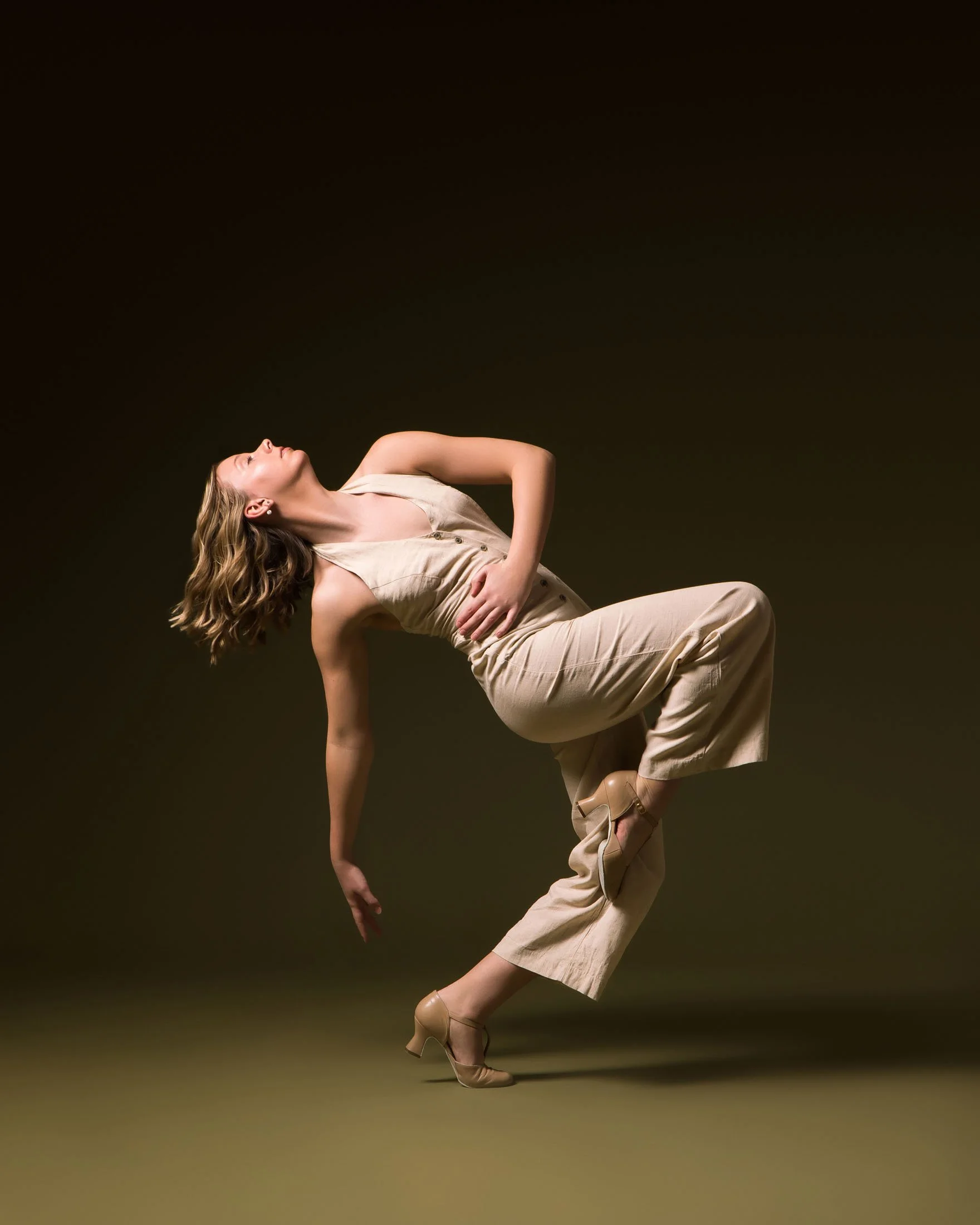 Contemporary dance pose at Pennsylvania photo session