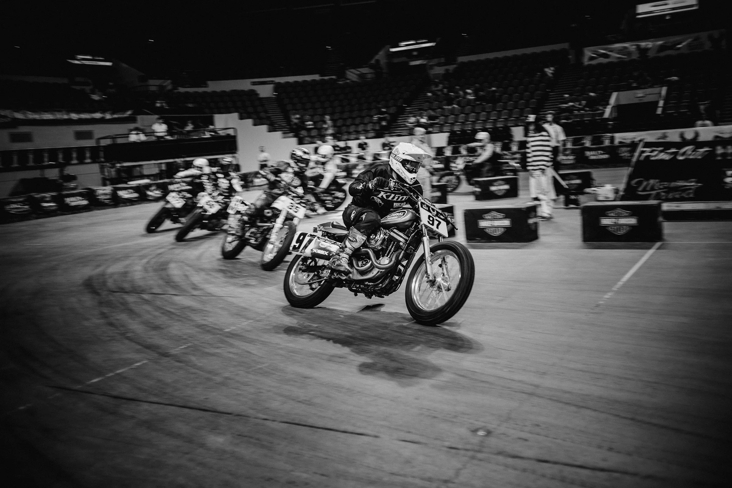 hd_116_racing_flattrack_bw.jpg