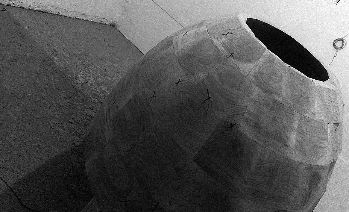 C/ BT / grinding process in progress// proces szlifowania, lewa strona już wyprowadzona _ the outside is made of 3 cm thick teak planks reinforced by glass fibre on epoxy resin; the inside is a high class acrylic tub with 8 mm thick walls/( pl )