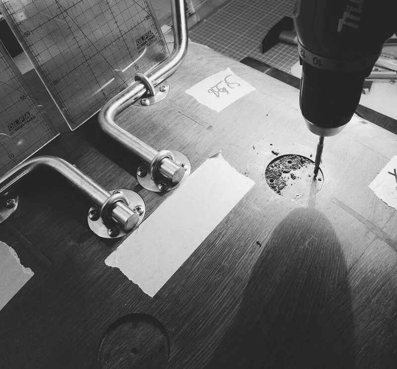  fastening the handles to the armchair// mocowanie uchwytów w fotelu 