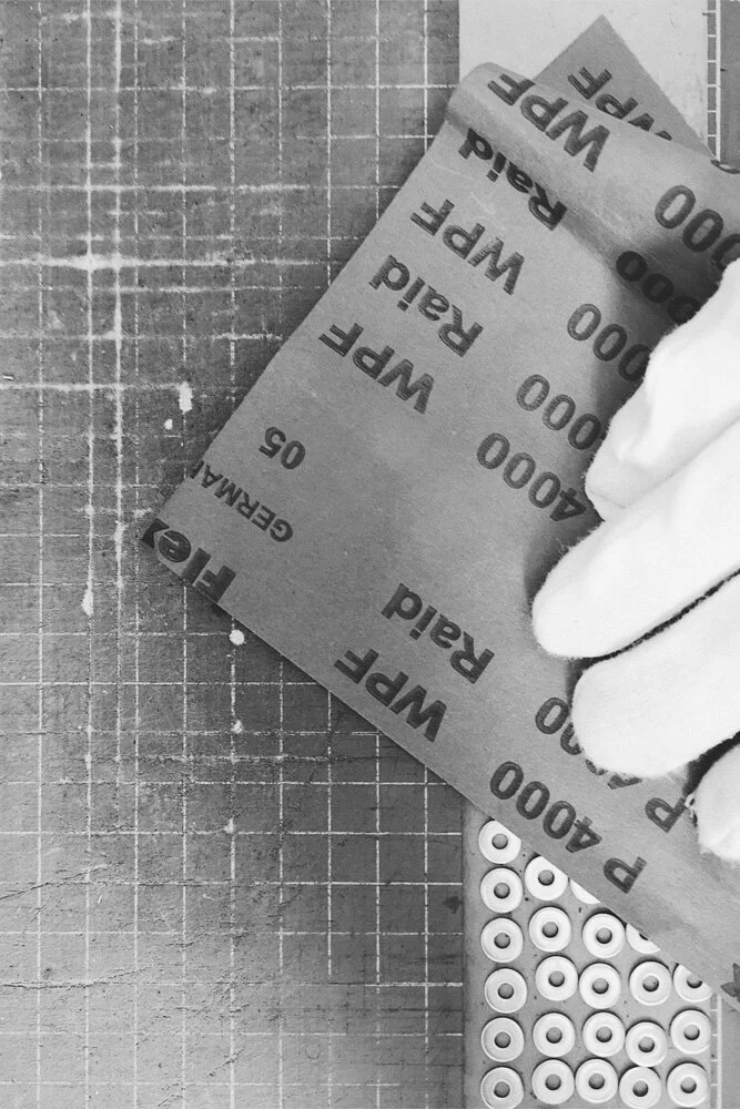  grinding pads with the help of double-side tape// szlifowanie podkładek na taśmie dwustronnej 