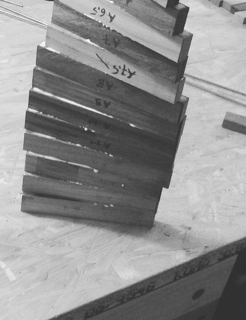  the propeller blade consists of many slats stuck together with a stainless steel core// łopatka sklejona z wielu przestawionych względem siebie listewek z rdzeniem ze stali nierdzewnej 