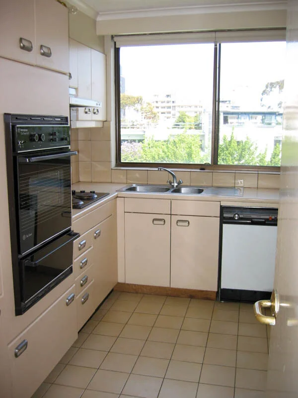 26-27 Queens Rd kitchen.jpg