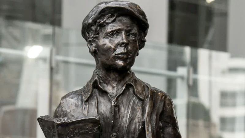 Prolific Australian sculptor Alan Somerville completed both the Parramatta and Martin Place renditions of James Martin as a boy.