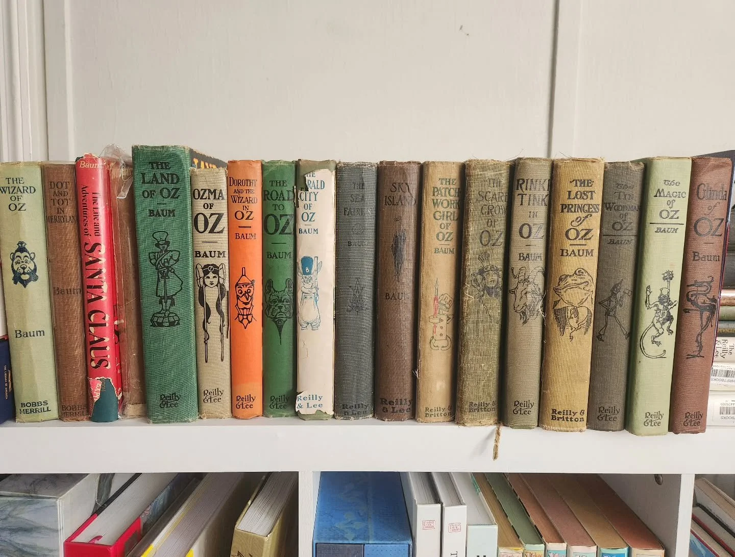 I didn't make it to @ozconinternational this year; BUT I finally did it. Here is my collection of L Frank Baum, including every Oz book he wrote, collected one at a time. (Except Tiktok of Oz, which I'm reading now) #lfrankbaum #thewonderfulwizardofo