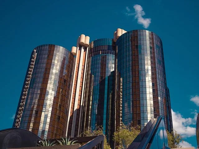 Went to #DTLA and took a lot of photos of buildings. This is one of my favorite ones 😍🏙
.
.
.
#ig_capture #losangelesgrammers #losangeles #ig_color #instapic #photooftheday #discoverLA #skyscraper #skyporn #clearsky #travelphotography #edit_grams #