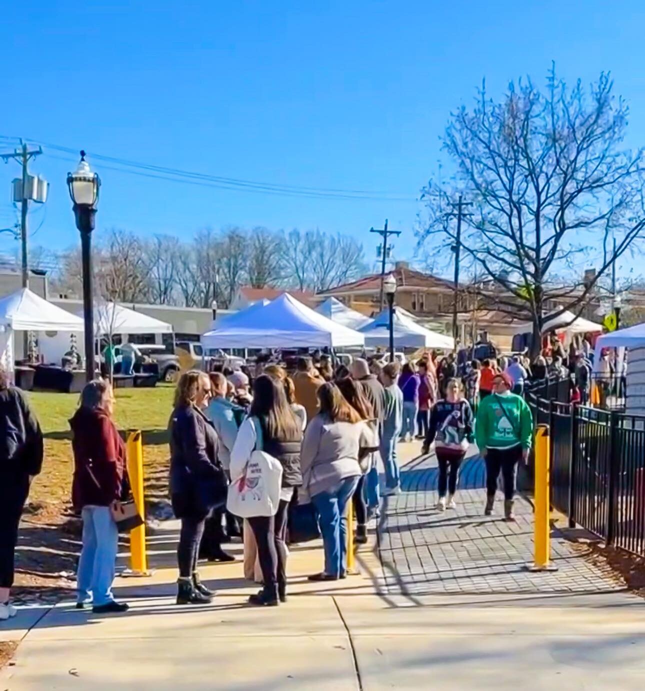 SWAG BAGs will be given out at 12pm🥳🛍️
Get in line by the pink tent across from West Side Brewing 🎄

#westsidemarketcincy #shoplocal #westsidebestside #supportsmallbusiness