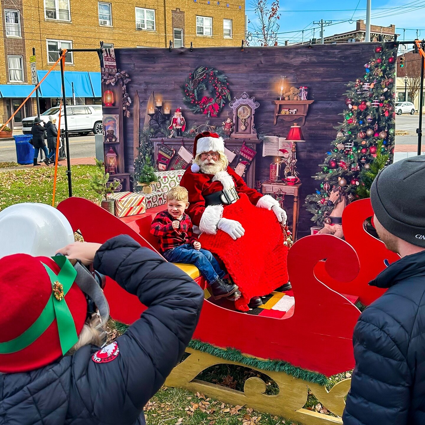 SANTA is here! 🎅🏼
1-2:30pm FREE Photos!!