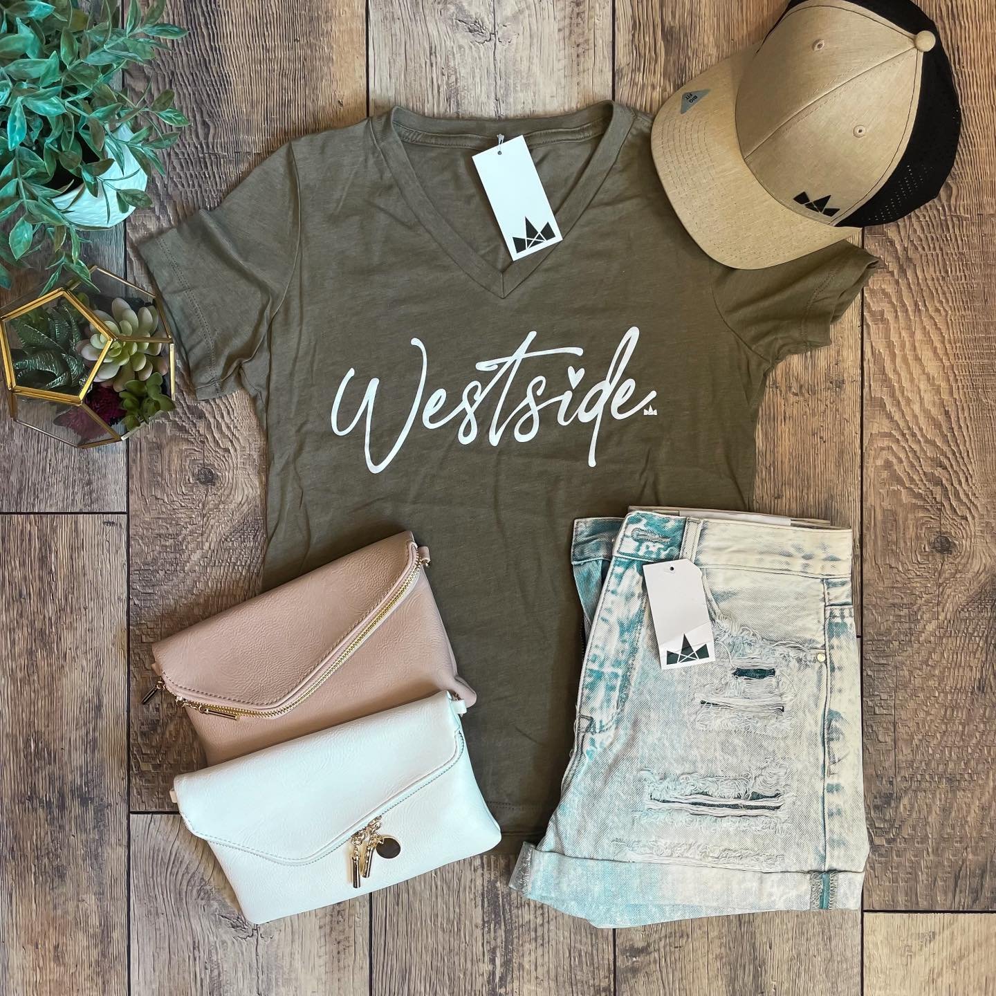Westside BESTSIDE✌🏼💕🎉
&bull;
Queen City Revolt will be back this Saturday with your favorite Westside &amp; Cincy gear! 
&bull;
#westsidebestside #westsidemarketcincy #shoplocal #supportsmallbusiness