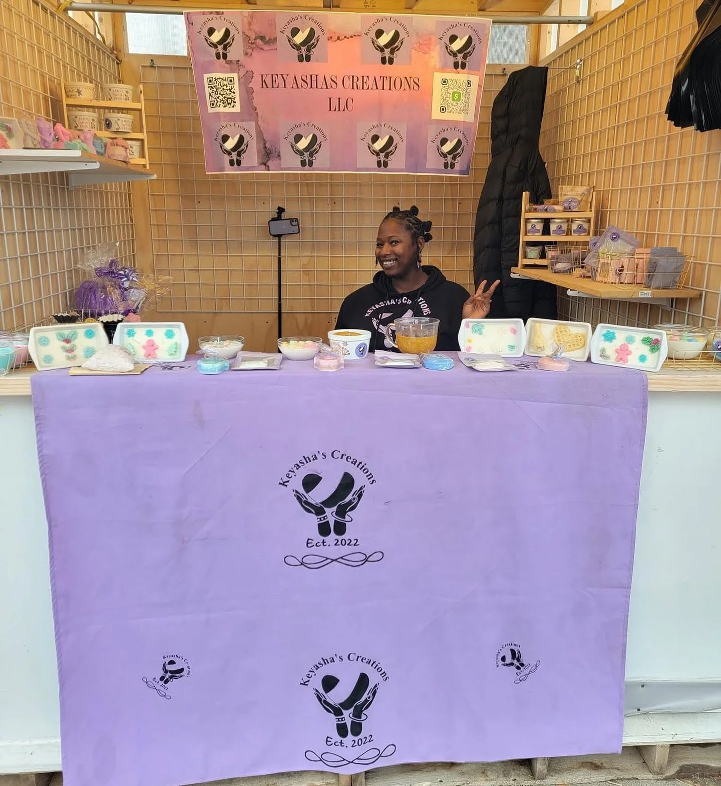 🍰🕯️ Say hello to @keyashas_creations a Cincinnati-based handmade brand serving up dessert-inspired candles, body-care goodies, and unique wax creations!
From sweet-scented gifts to cozy self-care staples, each item is made with love and creativity