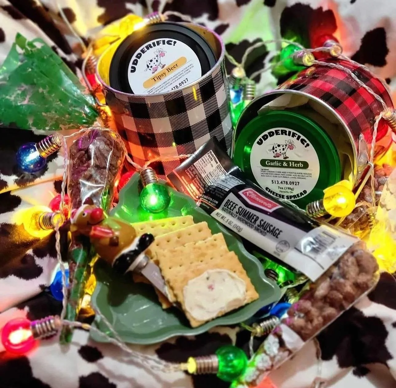 🧀🥜 Say hello to a beloved Westside Market favorite @udderific a family-run business of 15+ years offering delicious cheese spreads, summer sausage, and (at their second booth!) fresh-roasted nuts that fill the room with holiday magic.
Back for the