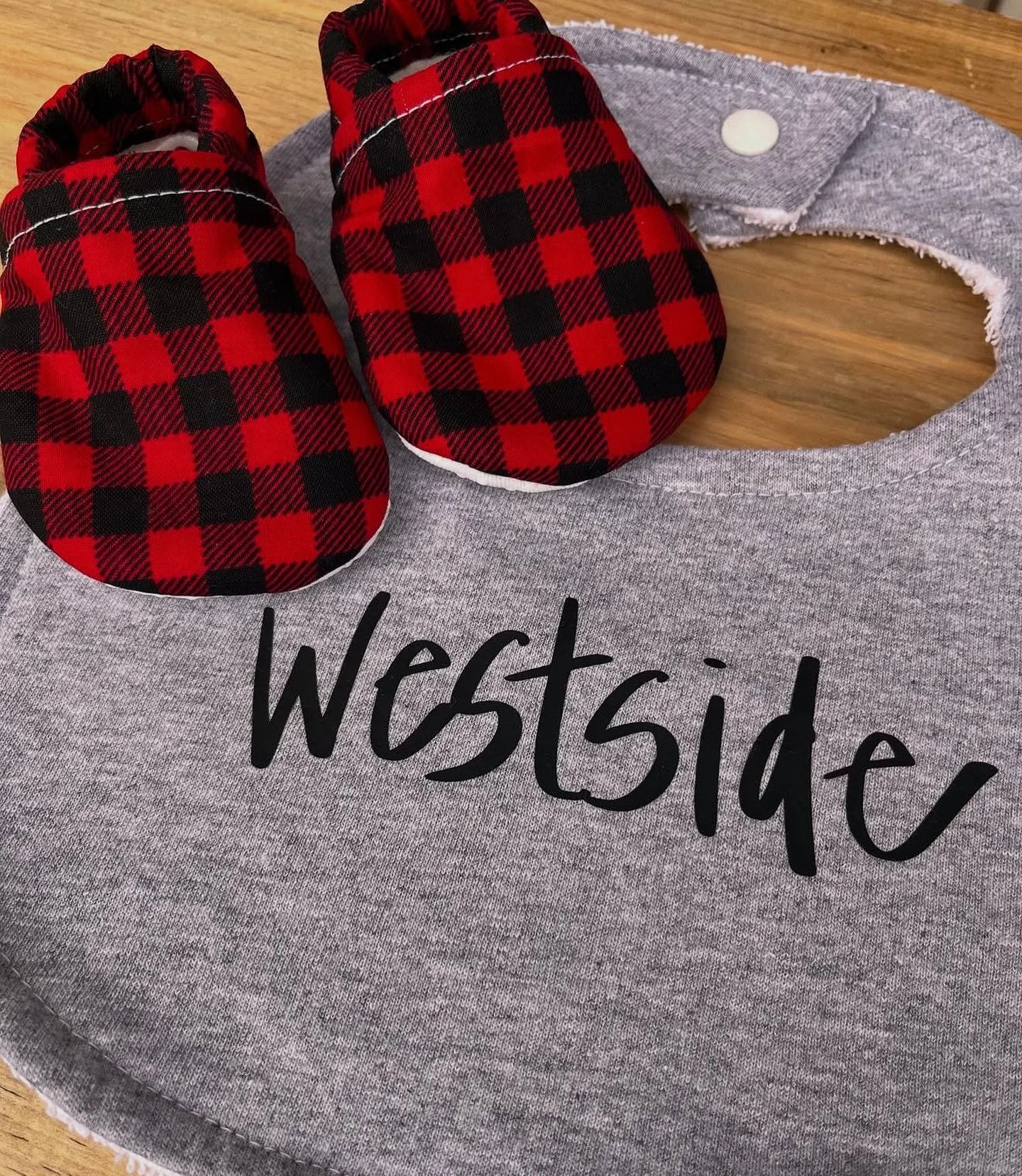 👶✨ Say hello to @tinytreasuresdesigns a Cincinnati-based baby gear brand creating adorable, high-quality essentials for little ones and the moms who love them!
From soft baby shoes to stylish bibs and teething rings, everything is thoughtfully desi