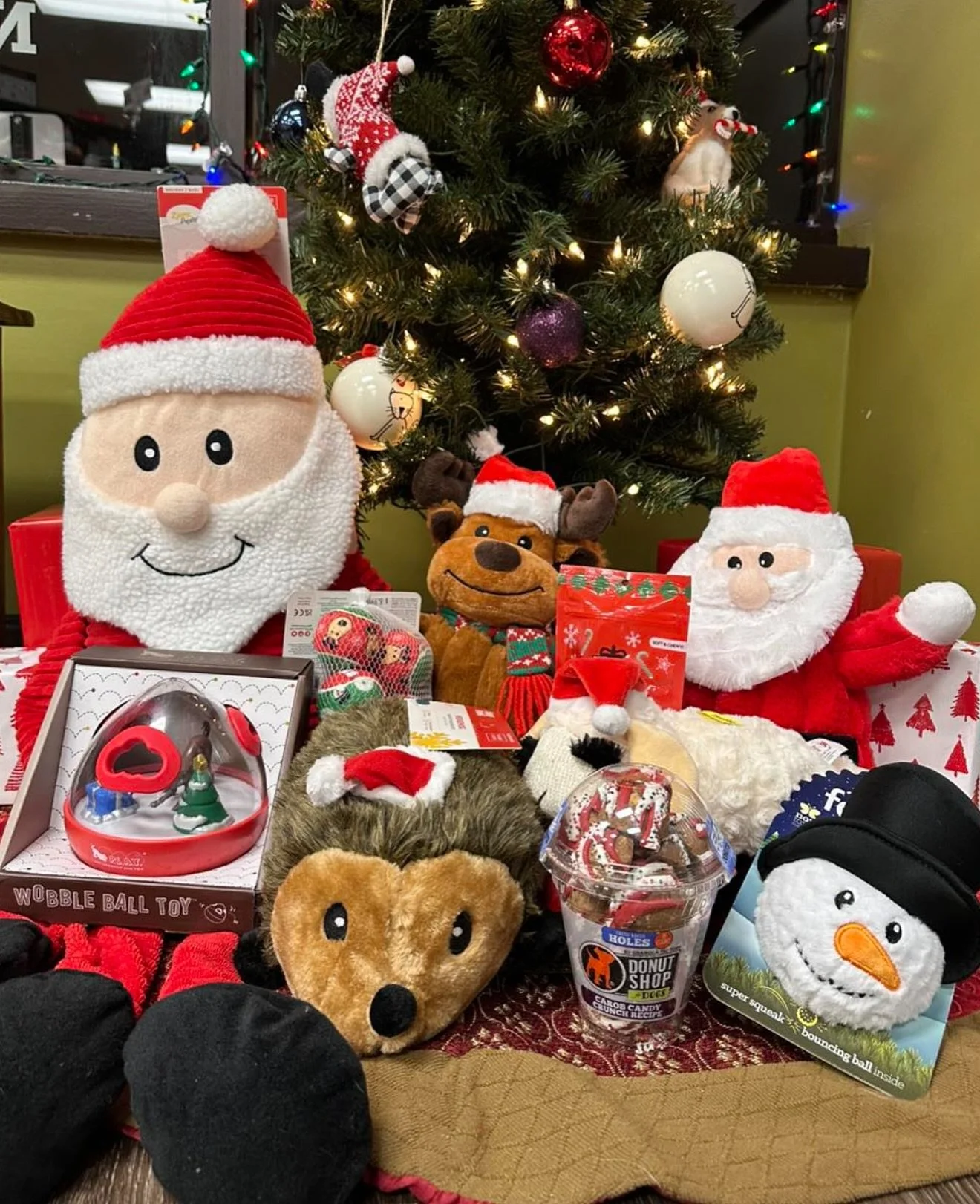 🐾 Say hello to @petwantscincywest 

They&rsquo;re joining us with their natural, safe pet products&mdash;perfect for keeping your furry friends happy and healthy. A longtime vendor, they&rsquo;ve been part of both our Summer Market and Holiday Marke