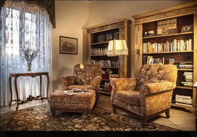 Relax in our comfortable library to the sounds of church bells, hoot owls and birdsong outside. No need to carry travel books - we have a large collection for you to use. Www.VillaTorreAlfina.com #LaVillaDiTorreAlfina VillaTorreAlfina #RealItaly #Ita