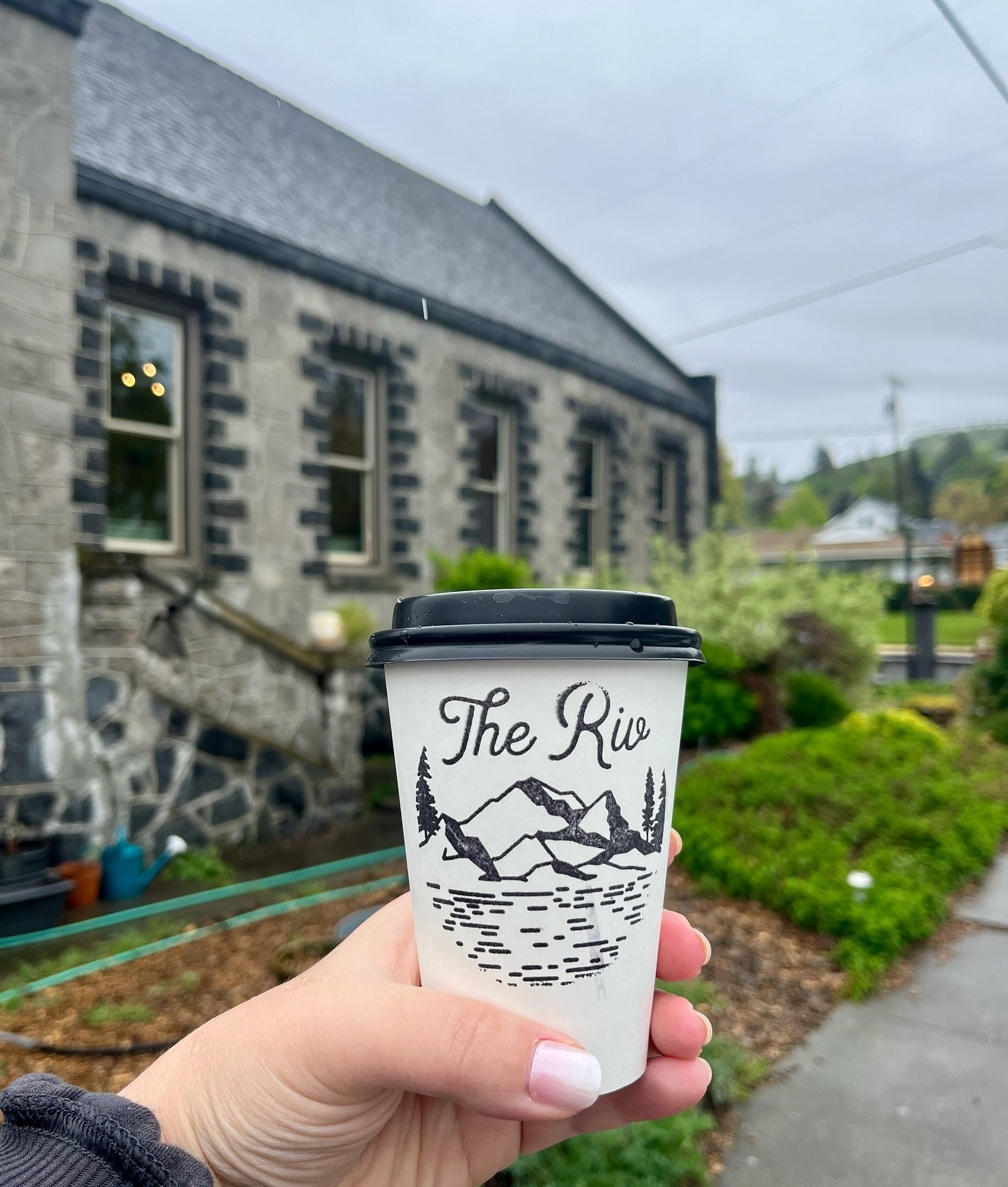 April showers bring May flowers&hellip; And yummy coffee 😋🌞

Don&rsquo;t let the rain get you down! Come join us for coffee and breakfast today. 

#coffee #theriv #cafe #specialtycoffee #specialtyroaster #yelptop100 #pnw #oregon #foodie #breakfast 